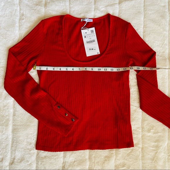 Zara long sleeved crop shirt with button detail. - Picture 4 of 7
